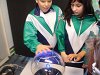 Es produeixen petits llampecs quan toquem la bola de gas ionitzat
